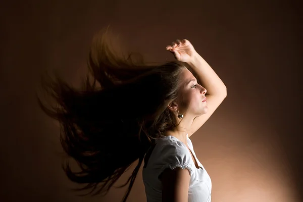 Donna con lunghi capelli castani — Foto Stock