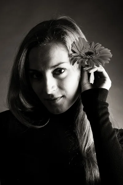 Blonde posant avec une fleur — Photo