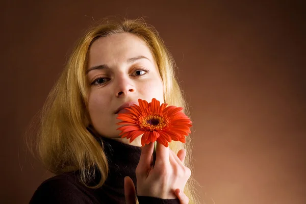 Fiatal szőke egy piros virág — Stock Fotó