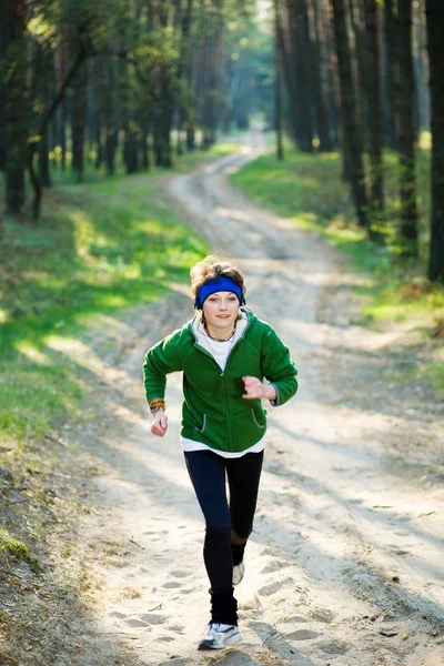 Flicka löpare i skogen — Stockfoto