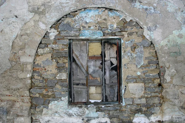 Vieux mur de pierre avec une fenêtre — Photo