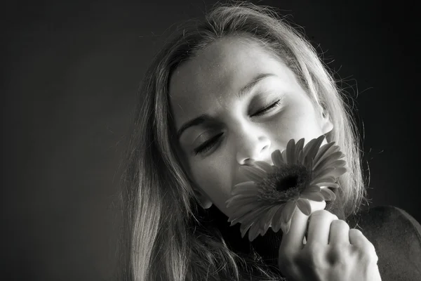 Blonde with a bouquet of chrysanthemums — Stock Photo, Image