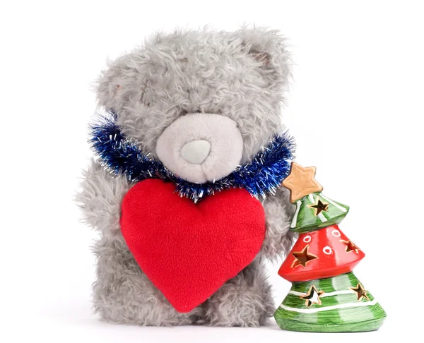 Urso de pelúcia com coração e árvore — Fotografia de Stock