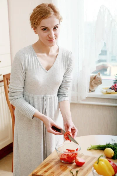 Mujer en la cocina — Foto de Stock