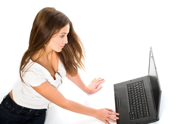 Chica trabajando con el ordenador portátil — Foto de Stock