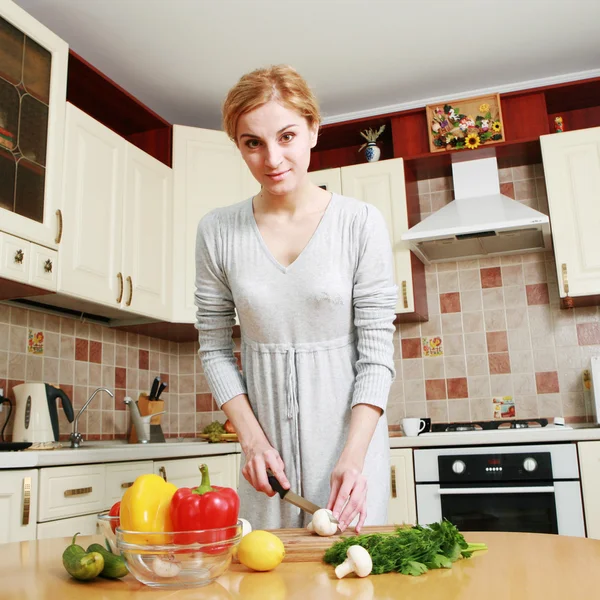 厨房里的女人 免版税图库图片