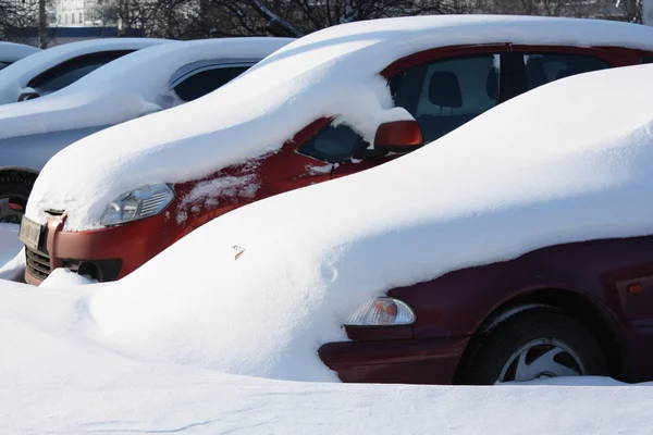 Bilar i snö — Stockfoto