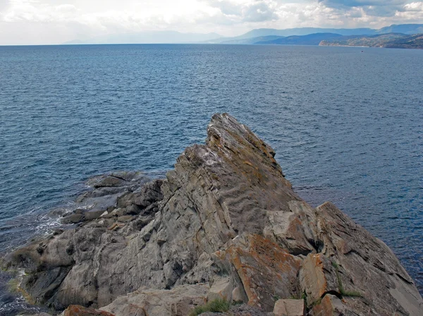 Скала в море Лицензионные Стоковые Фото