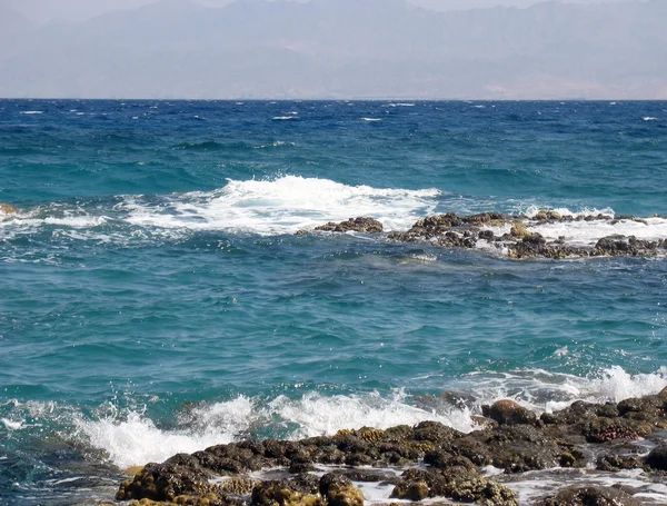 Wellen laufen auf Korallenriffe lizenzfreie Stockbilder