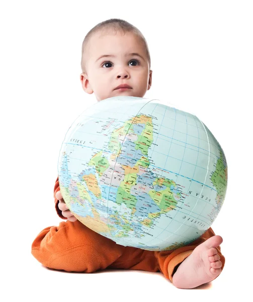 Прекрасный маленький мальчик с глобусом — стоковое фото