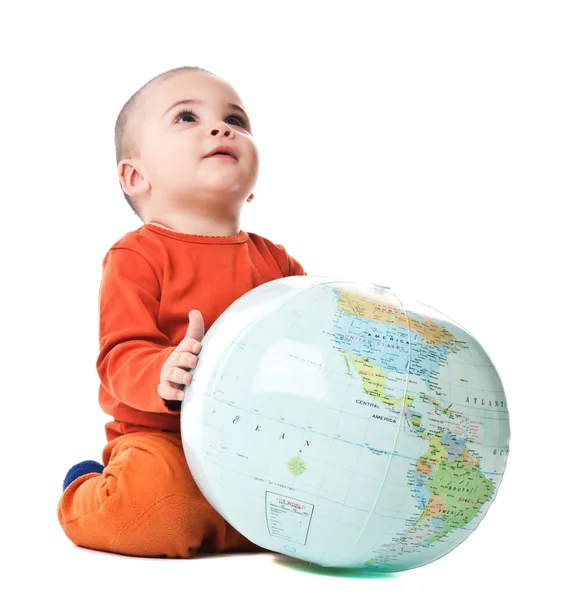 Прекрасный маленький мальчик с глобусом — стоковое фото