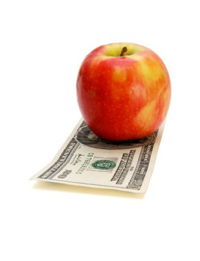 Yirmi dolar banknotunun üzerinde taze elma
