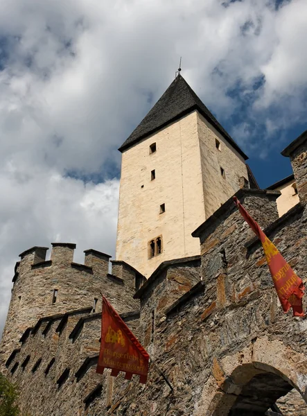 Κεντρικό πύργο (κρατήστε) μεσαιωνικού κάστρου — Φωτογραφία Αρχείου