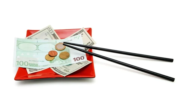 用筷子方形盘子上的钱 — 图库照片