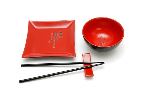 Квадратная красная тарелка, миска и палочки — стоковое фото