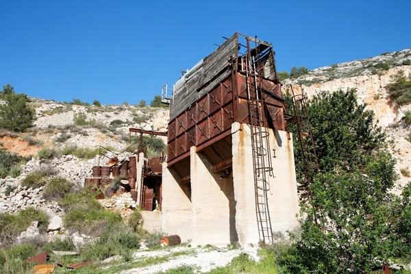 老废弃的采石场机械 — 图库照片