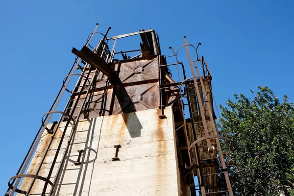 老废弃的采石场机械 — 图库照片