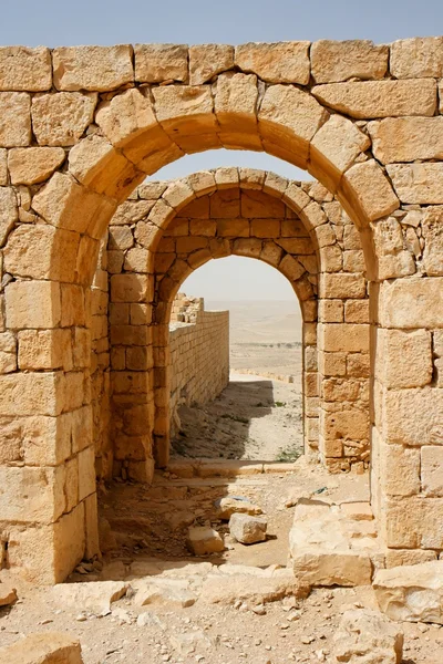 Arcos de pedra antigos convergentes — Fotografia de Stock
