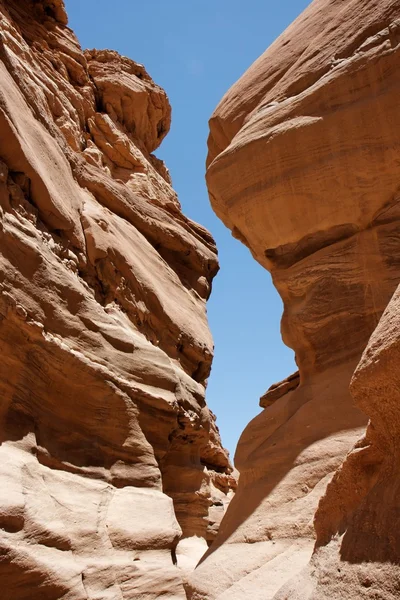 두 아름 다운 바위 사이 좁은 슬롯 — 스톡 사진