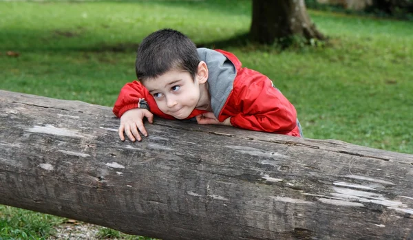 Симпатичный маленький мальчик с хитрым выражением лица — стоковое фото