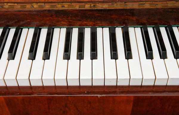 Teclas em preto e branco do piano antigo — Fotografia de Stock