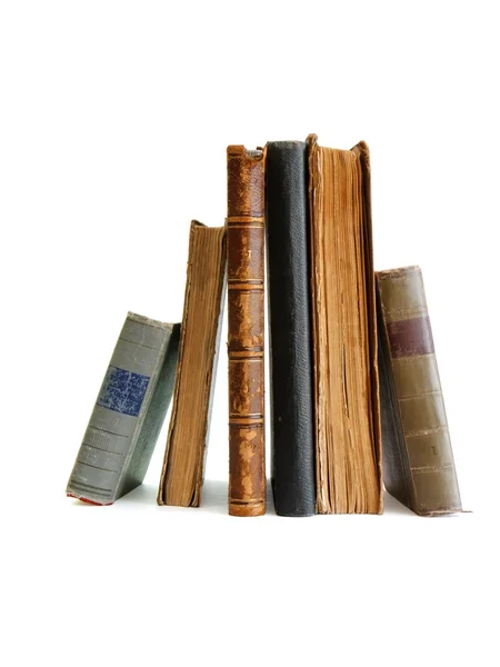 Куча старых книг, стоящих изолированно — стоковое фото