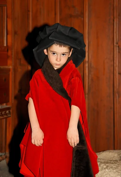 Ernstige jongetje in middeleeuwse kostuum — Stockfoto