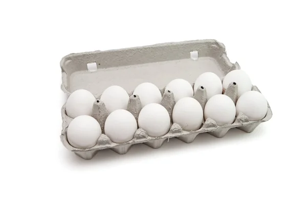 Двенадцать яиц в бумажной коробке изолированы — стоковое фото