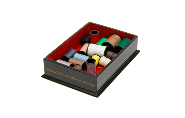 Caixão de madeira escura com fios coloridos — Fotografia de Stock