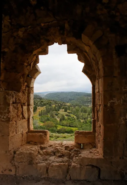 Groene landschap in verwoeste kasteel venster — Stockfoto