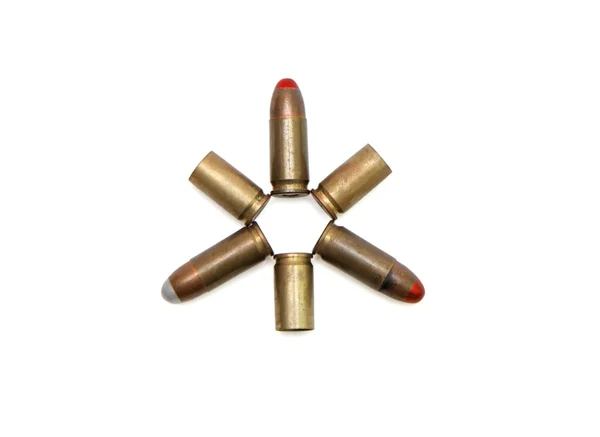 Ster van 9mm cartridges en verbruikte gevallen — Stockfoto