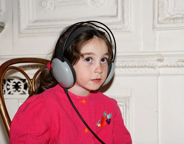 Menina bonito ouve música — Fotografia de Stock