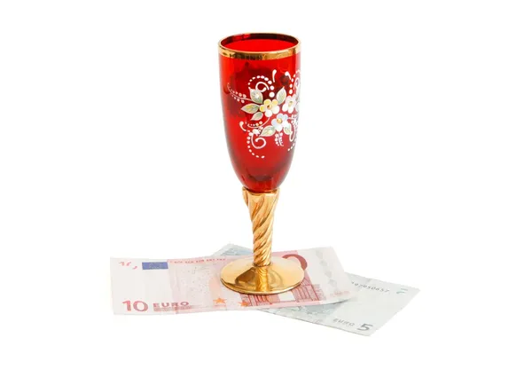 Hermosa copa de vino en billetes de euro — Foto de Stock