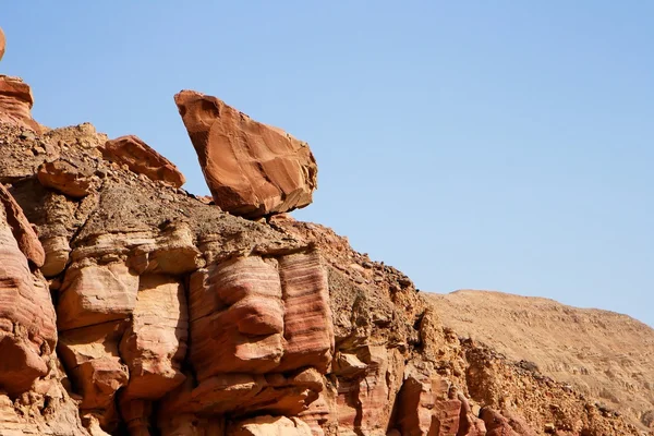 Roche rouge instable pittoresque dans le désert — Photo