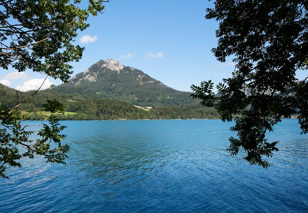 Lago alpino e montanhas em Salzkammerg — Fotografia de Stock