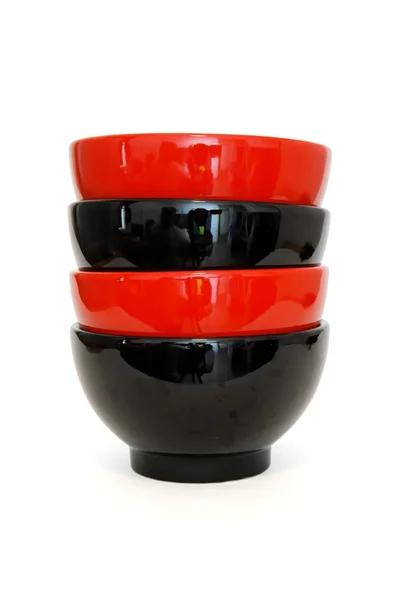 Empilement de deux bols rouges et deux bols noirs — Photo