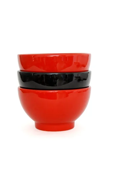 Kırmızı ve siyah porselen tabak yığını — Stok fotoğraf