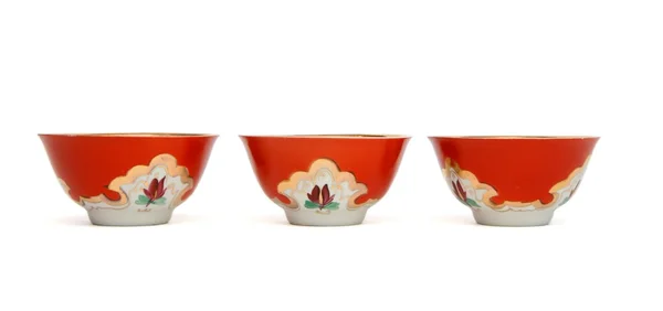 Três pequenas tigelas de porcelana vermelha — Fotografia de Stock