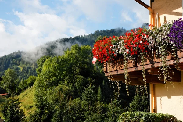 Балкон альпийского шале с цветами — стоковое фото