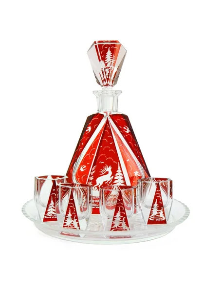 Jarra de cristal rojo y vasos de licor — Foto de Stock