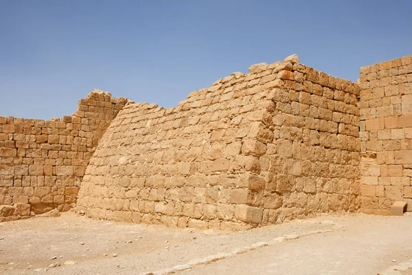 Ruiny zakrzywione ściany starożytnej twierdzy — Zdjęcie stockowe
