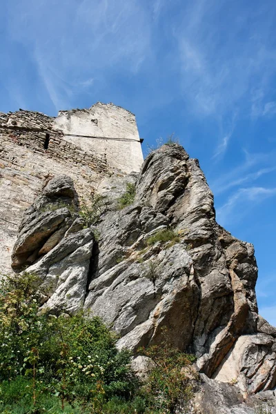 Руїни давнього замку на скелі — стокове фото