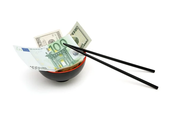 Dinero en tazón oriental con palillos — Foto de Stock