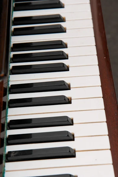 Teclas blanco y negro del piano viejo — Foto de Stock