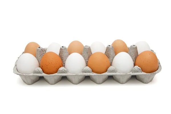 Ovos brancos e marrons em uma caixa de papel — Fotografia de Stock