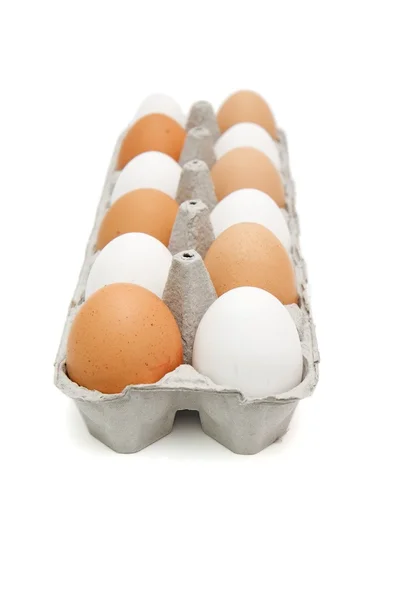 Bílé a hnědé vejce v papírové krabičce — Stock fotografie