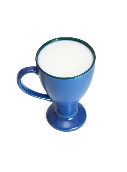 Miseczki niebieski pełne mleko na białym tle — Zdjęcie stockowe