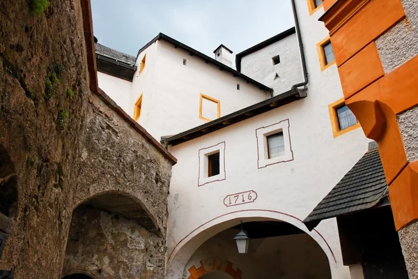 Tornyok és falak a hohensalzburg várra — Stock Fotó
