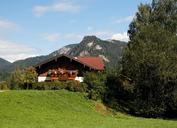 Альпийский пейзаж с шале в Австрии — стоковое фото