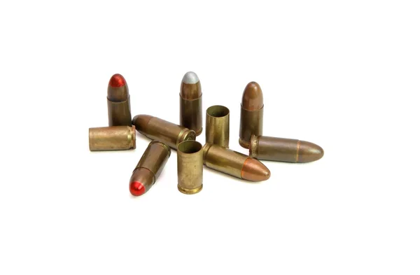 Kupie naboje 9mm i zużyte przypadkach — Zdjęcie stockowe